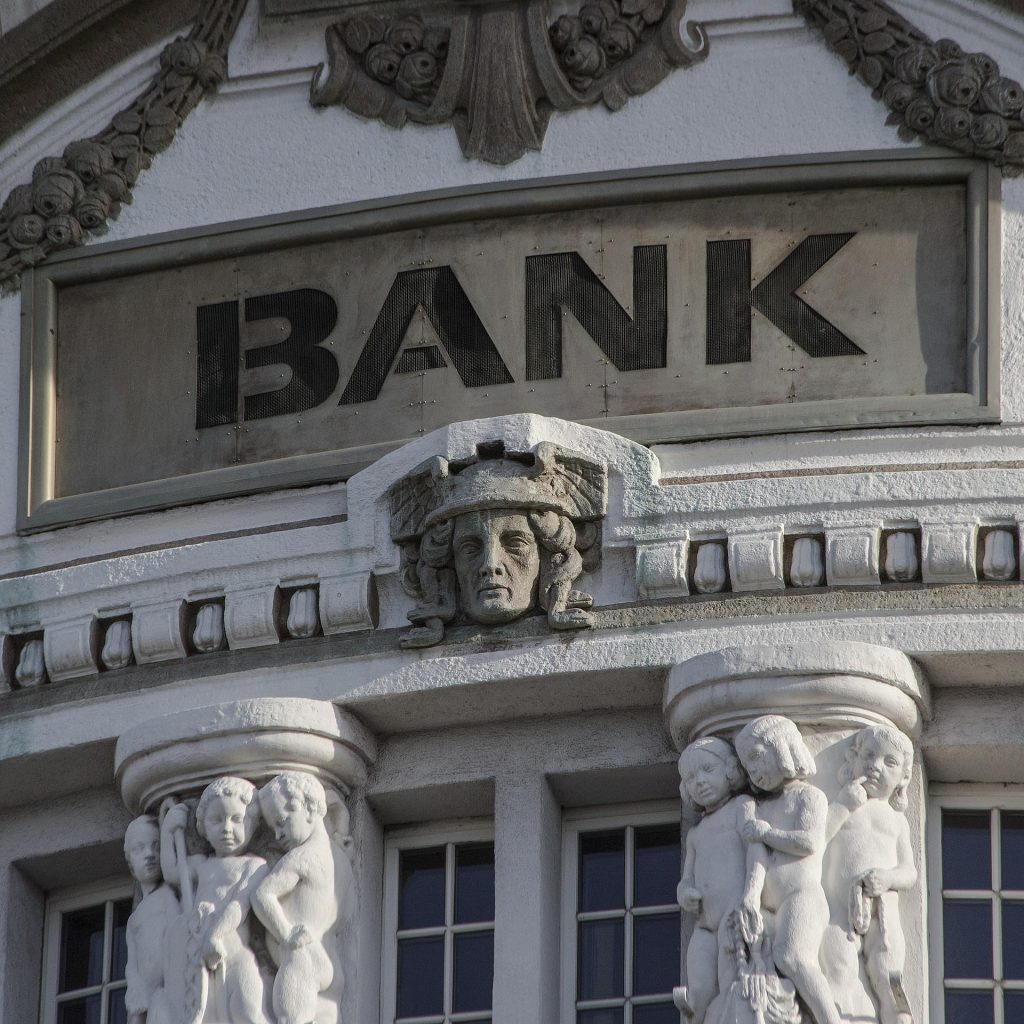 jamesqube bank 2907728 1920 (1)